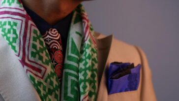 "Como um grupo de homens gays em Manhattan está desafiando estereótipos ao celebrar vitórias conservadoras e a ascensão de Trump"