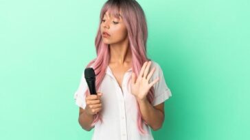 "Ariana Grande Propõe Inclusão de Terapia em Contratos de Artistas: Uma Nova Abordagem para a Saúde Mental na Indústria do Entretenimento"