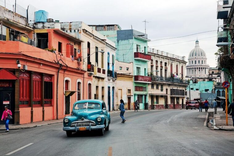 "Críticas ao 'Palmas y Cañas': O Debate sobre Machismo e Homofobia na Televisão Cubana"