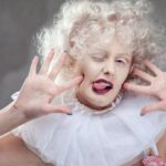 "Relações Familiares em Crise: A Revelação de uma Drag Queen na Novela 'Garota do Momento' e Seus Impactos Sociais"