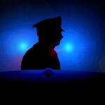 "Investigação Revela Conduta Inapropriada de Sargento da Polícia de Edmonton e Suas Consequências para a Comunidade LGBTQ+"