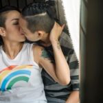 "Revelação de Romance Secreto em 'Garota do Momento' Gera Debate sobre Preconceito e Aceitação na Sociedade"