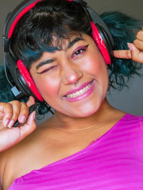 "Três Anos de 'Lady Leste': Como Gloria Groove Celebra o Sucesso e Questiona o Reconhecimento no Mundo da Música"