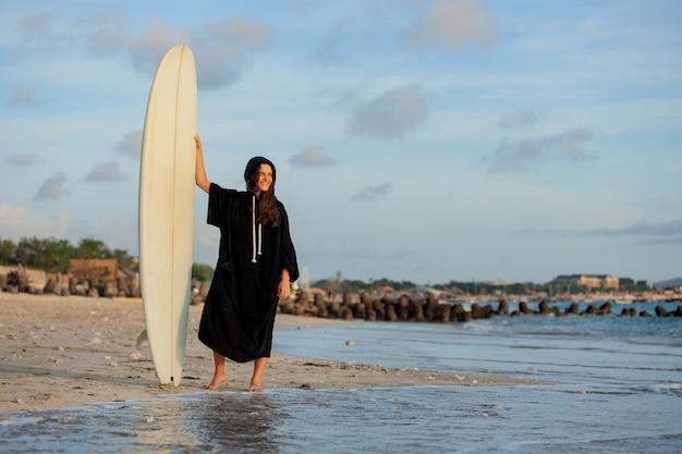 "Mundial de Surfe em Abu Dhabi: A Segurança de Tyler Wright e os Riscos para Atletas LGBTQIA+ em um País com Leis Severas"