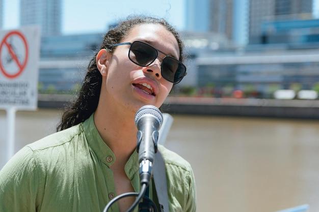 "Laura Prias: A Jovem Compositora Colombiana que Está Revolucionando a Música em Miami"