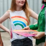 "Como a peça 'Things A Bright Young Queer Can Do' busca dar voz às experiências de jovens queer na Grã-Bretanha e enfrentar estereótipos prejudiciais"