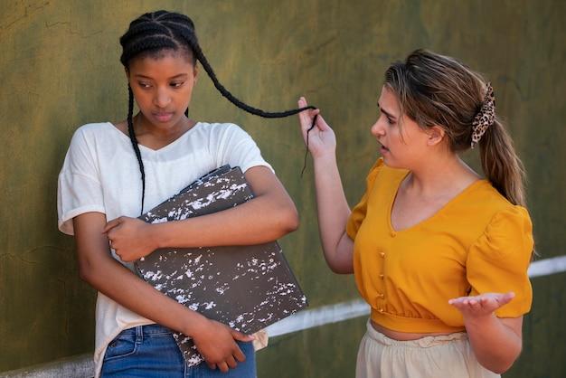 "Desafios da Maternidade: MC Rebeca Reflete sobre o Racismo e a Criação de sua Filha em um Mundo Injusto"