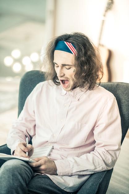 "Pete Davidson Reflete Sobre Relação com Ariana Grande e Desafios da Fama em Entrevista Reveladora"