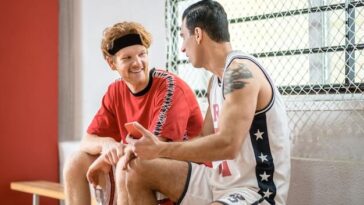 "Como Nick Clark, o treinador abertamente gay da equipe de voleibol da Universidade de Michigan, está transformando o esporte e inspirando a próxima geração de atletas"