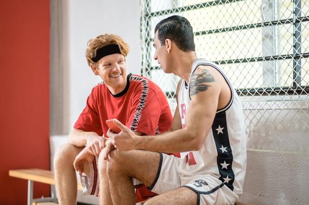 "Como Nick Clark, o treinador abertamente gay da equipe de voleibol da Universidade de Michigan, está transformando o esporte e inspirando a próxima geração de atletas"