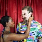 "Como 'Night Stage' Revela os Desafios da Autenticidade Queer em Porto Alegre"