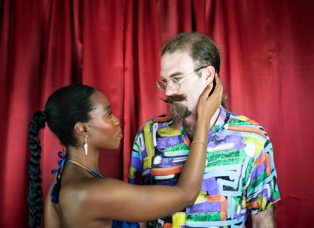"Como 'Night Stage' Revela os Desafios da Autenticidade Queer em Porto Alegre"