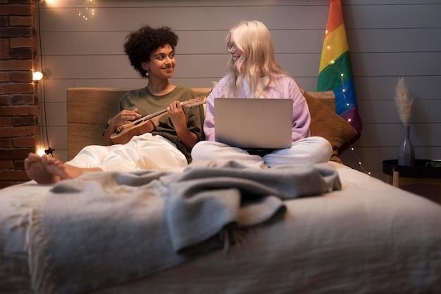 "Como a Comunidade Queer Transformou o Conceito de Lar e Decoração ao Longo do Século XX"