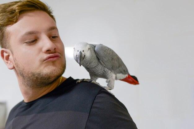 "Cockatoo Dançarino Viral: O Que a Popularidade de Charlie Revela Sobre a Responsabilidade de Ter um Animal de Estimação"