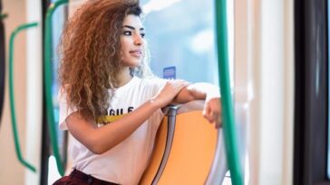 "Transporte Gratuito e Desvios: O Que Esperar do Show de Anitta na Pedreira Paulo Leminski"