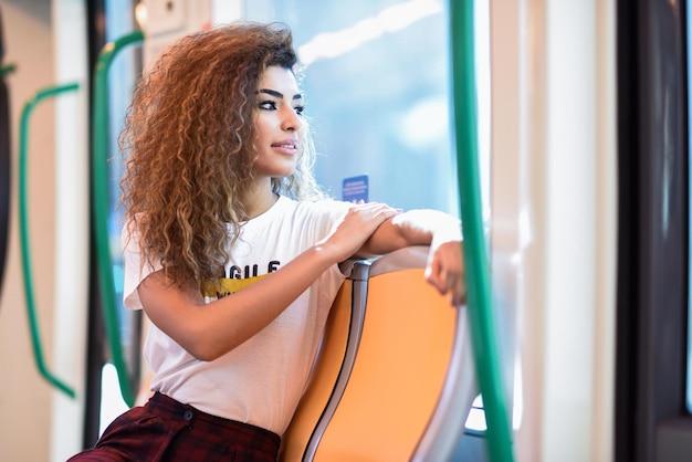 "Transporte Gratuito e Desvios: O Que Esperar do Show de Anitta na Pedreira Paulo Leminski"