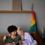 "Como Casais LGBTQIA+ Estão Transformando as Festas de Natal em Oportunidades de Conexão e Expressão Comunitária"