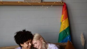 "Como Casais LGBTQIA+ Estão Transformando as Festas de Natal em Oportunidades de Conexão e Expressão Comunitária"