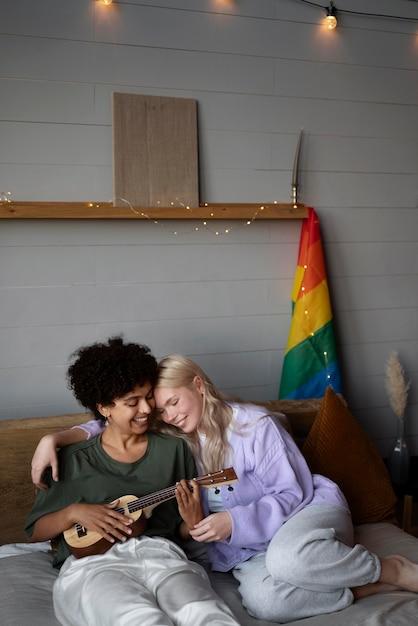 "Como Casais LGBTQIA+ Estão Transformando as Festas de Natal em Oportunidades de Conexão e Expressão Comunitária"