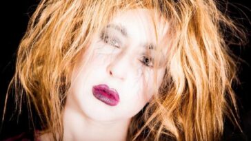 "Relembrando o Conflito Inesperado entre Madonna e Courtney Love nos VMA de 1995: Rivalidade ou Simples Provocação?"