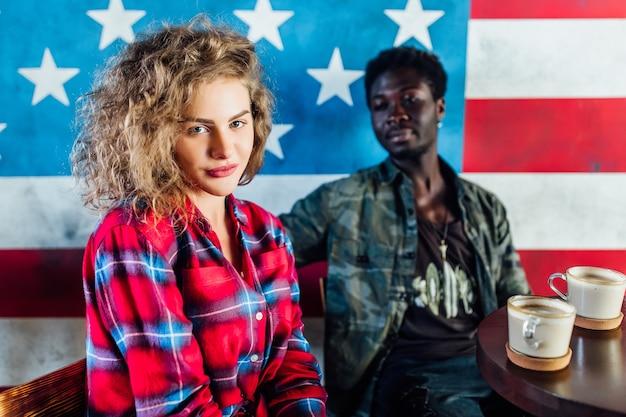 "Ironia Patriótica: Como Mulheres Negras e Artistas Contemporâneos Estão Redefinindo a Narrativa Americana"