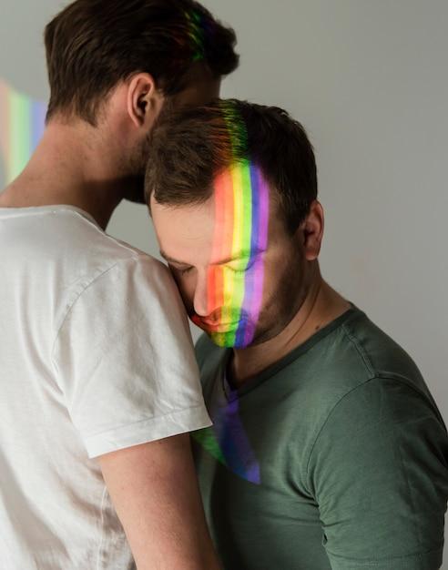 "A Aliança Controversa: Como Figuras da Direita Buscam Apoio na Comunidade LGBTQI+ e as Implicações de Suas Estratégias"