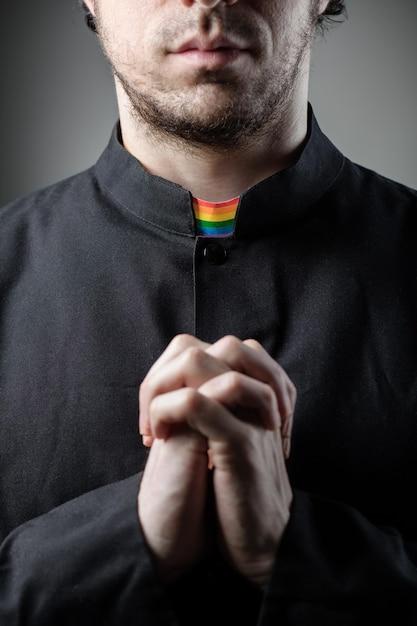 "Desvendando a Religiosidade na Comunidade LGBT: Uma Análise das Crenças e Práticas Espirituais Além dos Estereótipos"