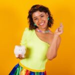 "Anitta Inova com Look Temático em Ensaio de Carnaval e Reforça seu Papel na Celebração da Diversidade"