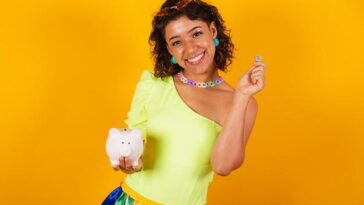 "Anitta Inova com Look Temático em Ensaio de Carnaval e Reforça seu Papel na Celebração da Diversidade"