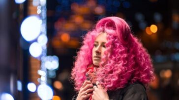 "Como Lady Gaga e Cher Transformaram a Festa de 50 Anos do Saturday Night Live em um Espetáculo de Estilo e Glamour"