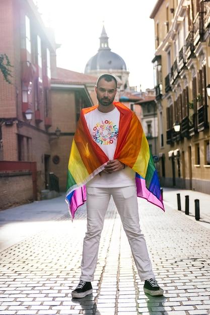 "Rodrigo Fagundes: A Representação LGBTQIA+ na Televisão e a Conexão Entre Vida Pessoal e Profissional"