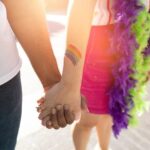 "Conflito entre conservadores maoris e comunidade LGBT em Auckland: protestos, intervenções policiais e a crescente tensão social"