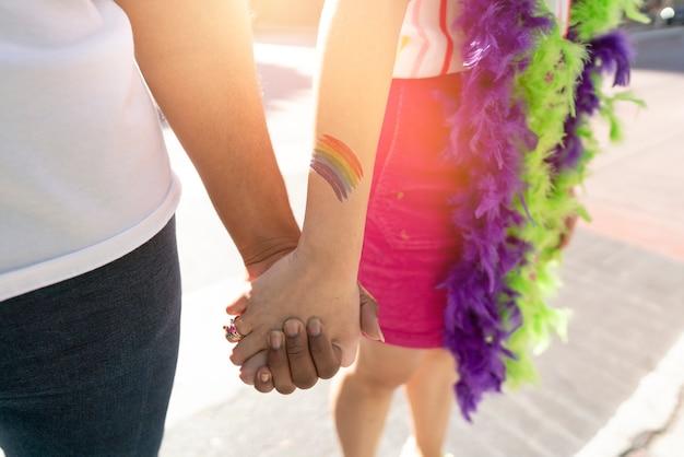 "Conflito entre conservadores maoris e comunidade LGBT em Auckland: protestos, intervenções policiais e a crescente tensão social"