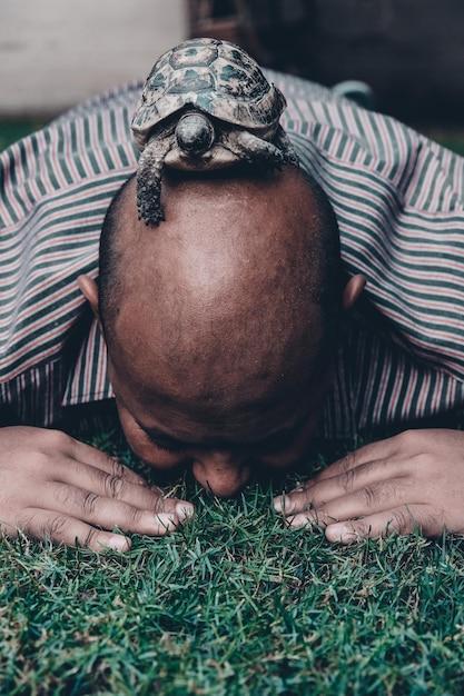 "Assassinato do Primeiro Imã Abertamente Gay do Mundo Choca Comunidade e Levanta Questões Sobre Violência e Inclusão no Islã"