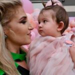 "Batizado de Tessa Derbez, hospitalização de Cynthia Klitbo e polêmica de Karla Sofía Gascón: O que está movimentando o mundo das celebridades?"