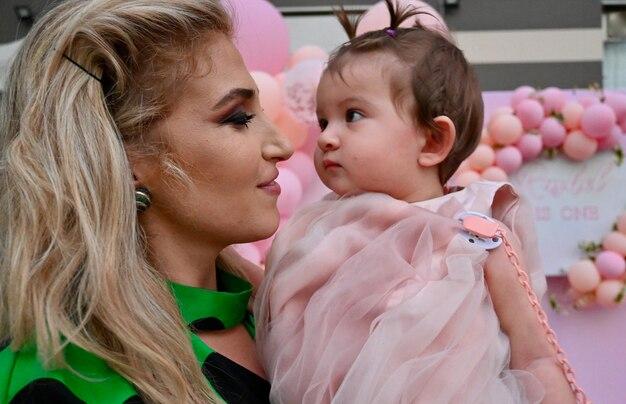 "Batizado de Tessa Derbez, hospitalização de Cynthia Klitbo e polêmica de Karla Sofía Gascón: O que está movimentando o mundo das celebridades?"