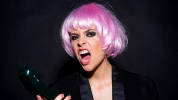 "Eliminação Surpreendente em RuPaul's Drag Race: Crystal Envy Questiona Justiça e Impacto na Competição"