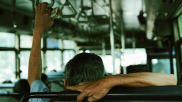 "Como um ônibus de turnê de luxo está transformando o transporte de artistas e promovendo a sustentabilidade na indústria musical"