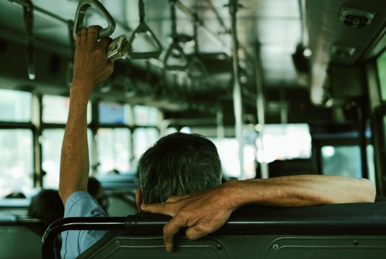 "Como um ônibus de turnê de luxo está transformando o transporte de artistas e promovendo a sustentabilidade na indústria musical"