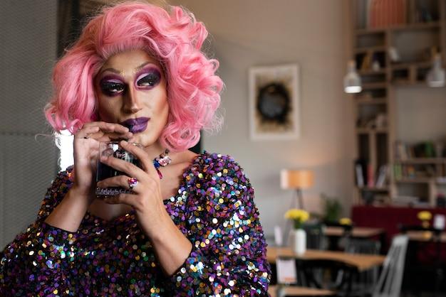 "Antigua se prepara para a Grande Gala Drag Queen: O que esperar do evento que celebra diversidade e cultura no Carnaval de La Selva?"