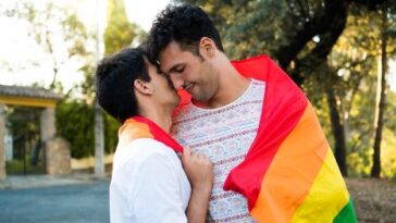 "Amor e Luta: Casais Gays na Índia Compartilham Histórias de Esperança em Busca da Igualdade no Casamento"