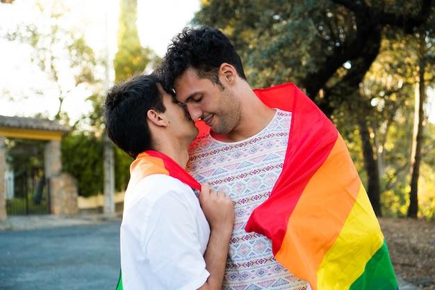 "Amor e Luta: Casais Gays na Índia Compartilham Histórias de Esperança em Busca da Igualdade no Casamento" 1 "Amor e Luta: Casais Gays na Índia Compartilham Histórias de Esperança em Busca da Igualdade no Casamento"