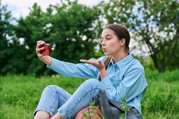 "Desvendando Verdades e Mentiras: O Impacto das Narrativas de Saúde e Identidade em 'Screentime'"