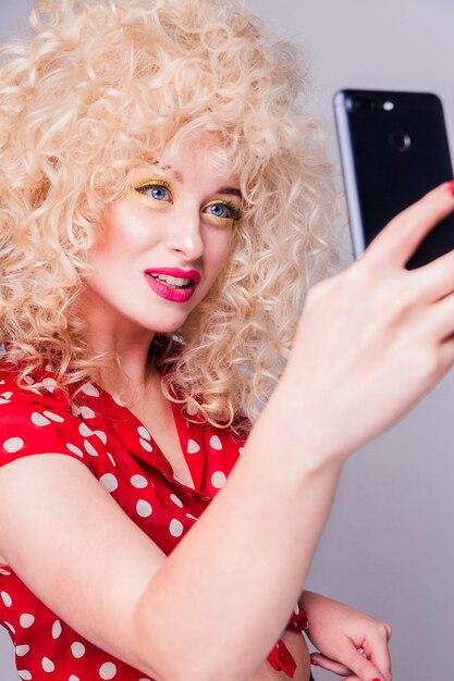 "Madonna sem filtros: O que a nova postagem revela sobre sua autenticidade e os próximos lançamentos?"