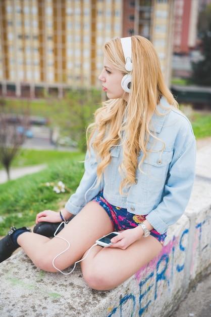 "Sabrina Carpenter e Ariana Grande: Como Duas Estrelas da Música Pop Transformam Desafios em Poderoso Empoderamento"