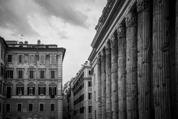 "Violência homofóbica em Roma: o ataque a um casal gay após celebração de união civil levanta questões sobre segurança e apoio à comunidade LGBT"