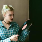 Tate McRae Lança Álbum "So Close to What": Uma Análise da Evolução Musical e Conexão com a Juventude Moderna