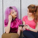 "Comentários de Andrew Tate sobre Ariana Grande geram polêmica e levantam debate sobre misoginia e objetificação feminina"