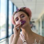 "Ariana Grande brilha na première de 'Wicked' com vestido de noiva da Louis Vuitton: uma análise das escolhas de moda que dividem opiniões"