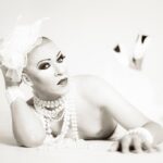 "Condenação de blogueiro por difamação de artistas de drag em Ontário: um marco na luta contra a desinformação e o discurso de ódio"